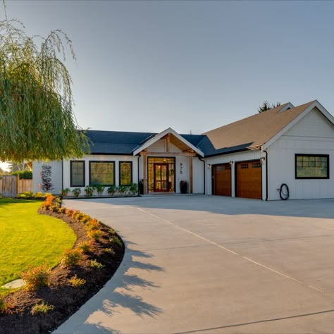 Modern Farmhouse Design with a L shaped home with side garage entry. White and simple. Ranch Style Homes With Garage On Side, L Shaped House With Garage On Side, Homes With Side Entrance, Garage Side Of House Curb Appeal, Landscaping L Shaped House, Ranch Style Home With Garage, Front Side Entry Garage House Plans, Ranch House Driveway Ideas, Ranch With Side Entry Garage