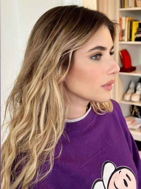 Emma Roberts Hair, Arched Eyebrows, Girly Decor, Beauty And Makeup, Her Makeup, Perfect Complexion, Hair Color Auburn, Natural Brows, Effortless Beauty