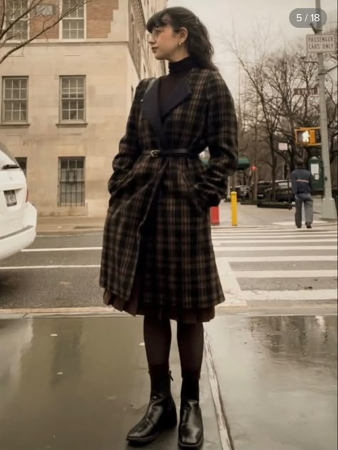 Dark Academia Punk Outfit, Formal Dark Academia Outfit, Journalist Outfit Aesthetic, French Fashion Women Parisians, Dark Academia Work Outfit, Vintage Elegant Outfits, Punk Academia Outfit, Paola Rios, Punk Academia