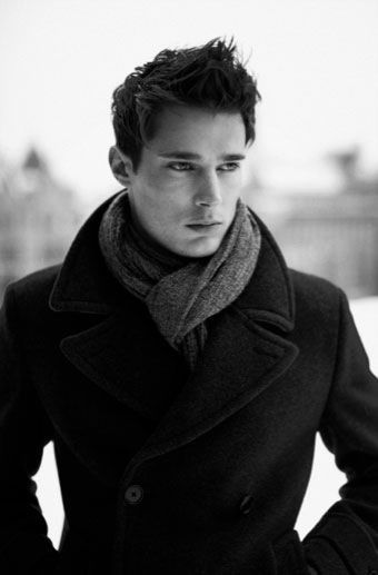 Ok, correct me if I'm wrong, but seriously, scarves are SO attractive on men. Men need more scarves. Simple Hairstyle For Boys, Finding Emo, Danny Schwarz, Ways To Wear A Scarf, Male Clothes, Cold Weather Fashion, Sharp Dressed Man, How To Wear Scarves, Mens Winter Fashion