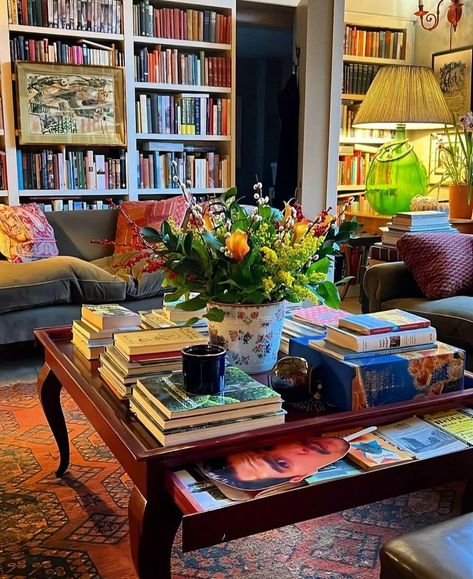 Vintage Maximalism: 13 Examples To Embrace This Eclectic Trend! Comfy Cottage, Vintage Maximalism, Eclectic Decorating, Rooms Design, Eclectic Living, Room Library, Blue Cottage, Maximalist Decor, Cottage Interiors