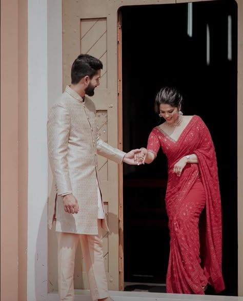 Reception Outfits Couple, Poses In Saree With Husband, Red Engagement Saree, Traditional Couple Photos, Couple Photo In Saree, Couple Saree Photoshoot, Pre Wedding Shoot In Saree, Engagement Groom Outfit Indian, Saree For Pre Wedding Shoot