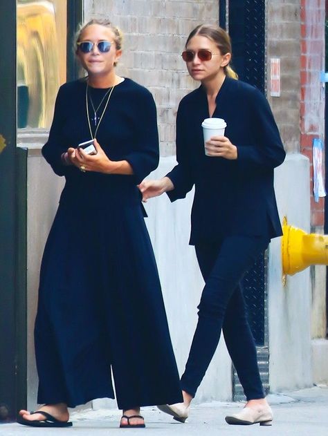 The Olsen Twins' style is always on our radar. The Row and Elizabeth and James designers always look incredible—and we know their secret to looking chic. Sister Fashion, Twin Fashion, Ashley Olsen Style, Olsen Fashion, Olsen Twins Style, Olsen Sister, Olsen Twins, Mary Kate Olsen, Ashley Olsen