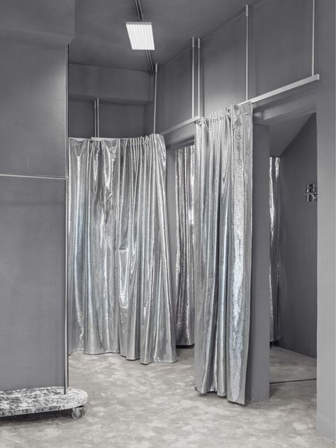 Curtain Design Diy, Stage Fashion, Photo Studio Background, Silver Curtains, Sewing Fabrics, Architecture Office, Pop Up Store, Retail Design, Visual Merchandising