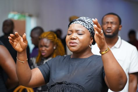 People Praying Background, Black Women Praying Images, People Worshipping In Church, People Worshipping God, Prayer Background Images, People Praising God, People Praying In Church, Women Praising God, People Praying Together