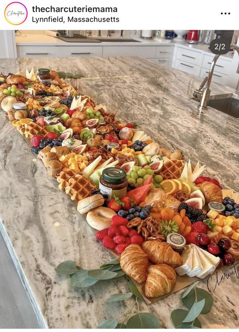 Brunch Charcuterie Table Display, Brunch Style Birthday Party, Brunch Graze Board, Charcuterie Brunch Table, Grazing Table Styling, Brunch Inspo Breakfast, Small Brunch Grazing Table, Brunch Grazing Board Ideas, Grazing Table Breakfast