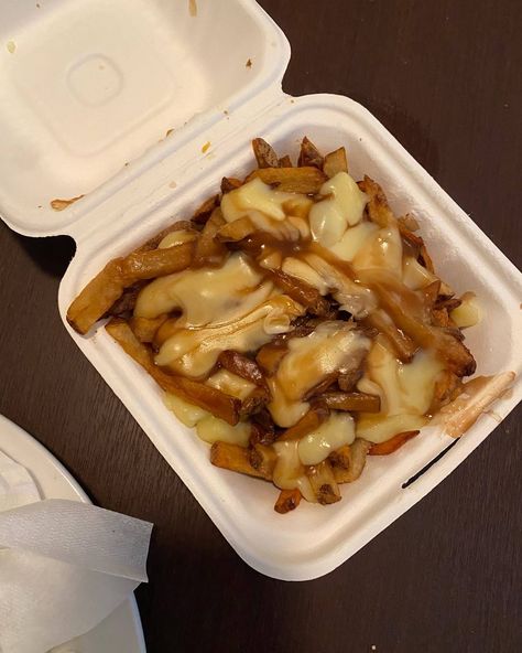 Kiki Core, Poutine Food, Poutine Recipe, Canada Life, Tiktok Trends, Refreshing Drinks Recipes, Poutine, I Want To Eat, Camping Food