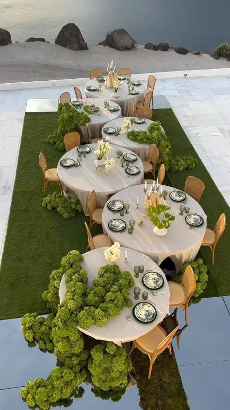 Your Wedding Aesthetics | This setup stole our hearts 💚 Planning / design @juliaandevita Photographer @vangelisphotography Venue @rocabellasantorini Florist… | Instagram White Table Set Up, Wedding Dinner Table Setup, Venue Set Up, Green Table Set Up, Wedding Table Setup Ideas, Event Set Design, Dinner Set Up, Green Aesthetic Party, Green Wedding Decor Ideas