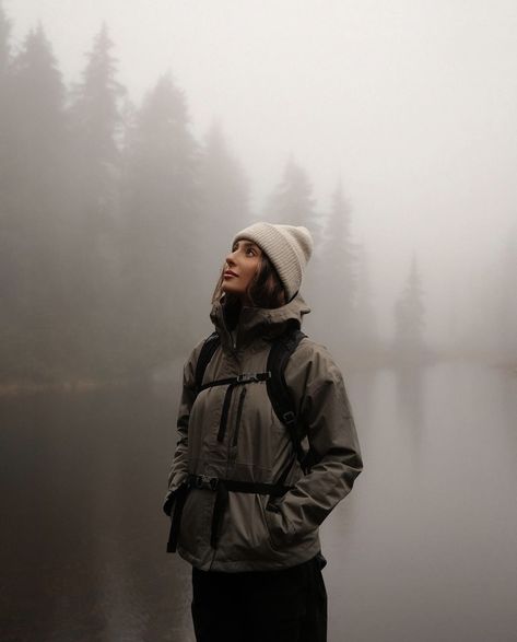 Hiking Outdoors Outfit, Carefree Aesthetic Outfits, Trekking Photo Ideas, Hiking Fits Aesthetic, Hiking Fits Fall, Alaska Hiking Outfit, Pnw Outfit Aesthetic, Winter Hiking Outfit Women Cold Weather, Trekking Photography Poses