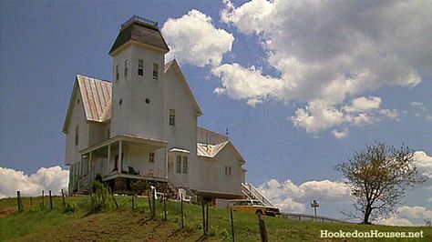 In honor of Throwback Thursday, were revisiting the before and after of the spooky modern house remodel in the 1988 Tim Burton classic. Modern House Remodel, Beetlejuice House, Tim Burton Aesthetic, Beetlejuice 1988, House Quiz, Laika Studios, Movie Houses, Best Halloween Movies, Beetlejuice Movie