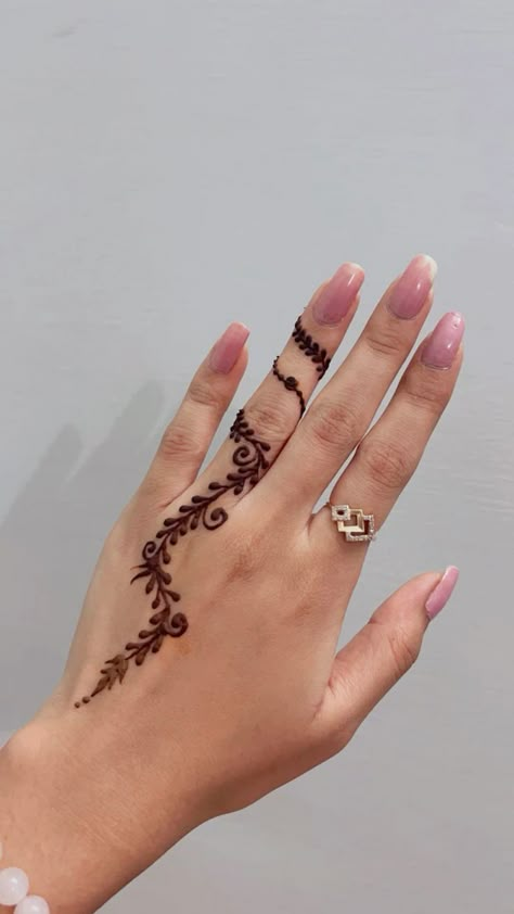 Hena Ideas Hand, Finger Henna Tattoo Designs, Saudi Henna Design, Simple Henna Ideas Hands, Hanna Tattoo Design Arm, Henna One Finger, Modele Henna Simple, Really Easy Henna Designs, Elegant Henna Designs Simple