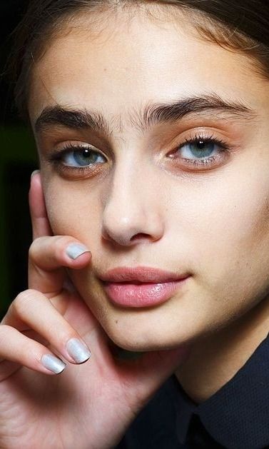 Here's how to get Taylor Hill style eyebrows in no time. These tips are coming straight from the pros at Anastasia Beverly Hills. It's time to get those eyebrows into shape and those arches full and on lock Taylor Hill Style, Grow Eyebrows Thicker, Eyebrows Goals, Fuller Eyebrows, Diy Serum, Bushy Eyebrows, Ac New Leaf, Thick Brows, How To Grow Eyebrows