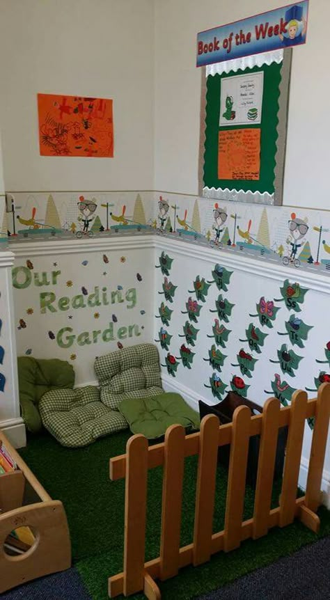 Nature Themed Kindergarten Classroom, Reading Corner Daycare, Kindergarten Classroom Reading Area, Daycare Reading Corner Ideas, Preschool Cozy Corner Ideas, Preschool Cozy Corner, Preschool Library Center Ideas, Cozy Corner Classroom, Preschool Reading Area