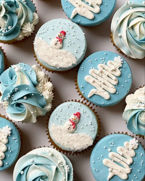 Cute Christmas Cupcakes For Kids, Snow Cupcakes Ideas, Holiday Cupcake Decorating Ideas, Unique Christmas Cupcakes, Blue Christmas Cupcakes, Decorated Christmas Cupcakes, Winter Wonderland Cupcake Ideas, Winter Cupcake Decorating Ideas, Christmas Decorated Cupcakes