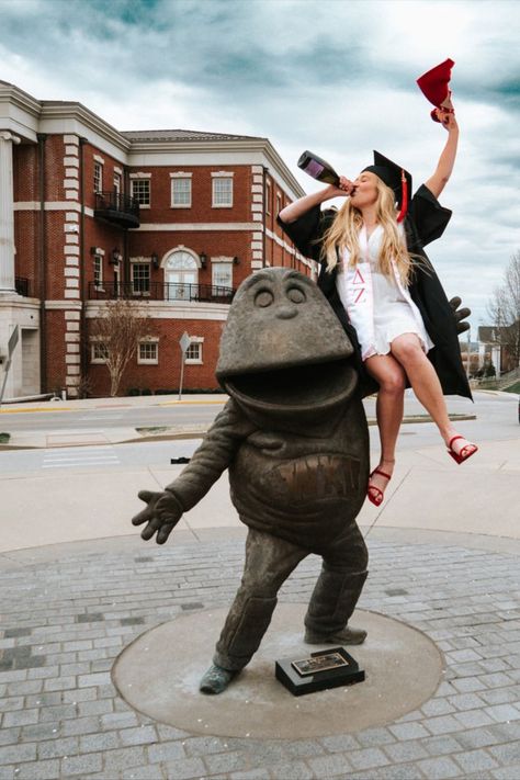 Western Kentucky University Graduation Photos and poses by Allie Krauser Digitals University Graduation Photos, Western Kentucky University, Kentucky University, Grad Pic, Graduation Poses, University Graduation, Vision Board Images, The Life I Want, Life I Want