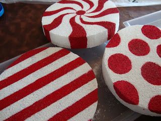 big lollipops from styrofoam....I have to make these!,,,,could also use this for a candy themed birthday party,..I can just see them lining a walkway!!! Christmas Lollipop Decorations, Lollipop Decorations, Side Walk, Christmas Lollipops, Clay Canes, Christmas Float, Christmas Tablescape, Crafts Decor, Christmas Parade