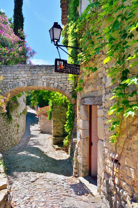 Séguret is a 'Les Plus Beaux Village' of France. You can see why this french village made the official short list from over 32,000 beautiful villages to choose from. Medieval Street, Minecraft Kingdom, French Village, Building Aesthetic, France Aesthetic, Village Photos, Stone Arch, Small Village, Beaux Villages