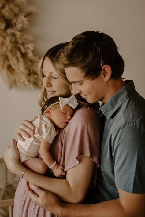 Newborn Shoot Nursery, Cute Newborn Family Photos, Boho Newborn Photography Family, Newborn Family Pictures Inside, Diy Newborn Family Pictures, Newborn Photo Shoot Nursery, Family And Newborn Photoshoot, Momma And Newborn Pictures, Newborn Family Pictures Nursery