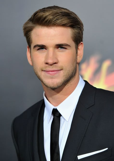 Miley Cyrus Liam Hemsworth, Sterling Knight, Single And Ready To Mingle, Hemsworth Brothers, Video Call With Boyfriend Screen Photo, Young Celebrities, Liam Hemsworth, Golden Hair, Celebrity Trends