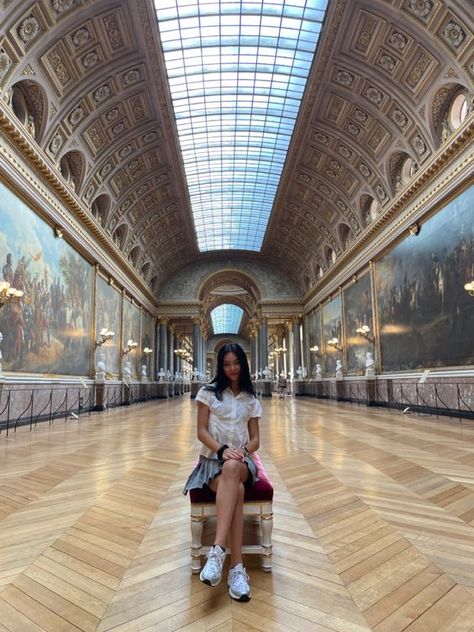 Europe Pics Ideas, Louvre Pictures Ideas, Paris Inspo Pictures, Louvre Photo Ideas, Europe Poses, Paris Inspo Pics, Paris Picture Ideas, Paris Poses, Paris Trip Planning