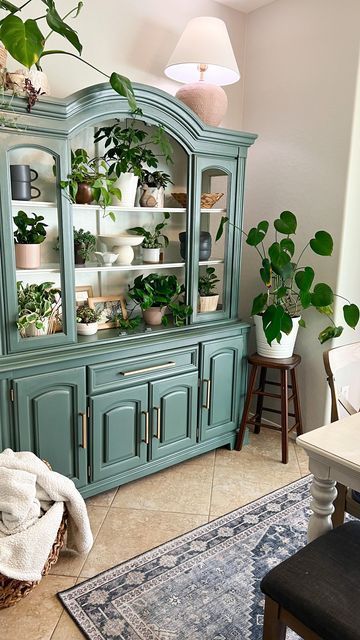 Old To New Furniture, China Hutch Wallpaper, Home Decor Ideas Old House, Two Hutches In Dining Room, China Buffet Decor Ideas, Diy Easy House Projects, Plant China Cabinet, Cabinet Decorating Ideas Living Room, Upcycling Old Furniture