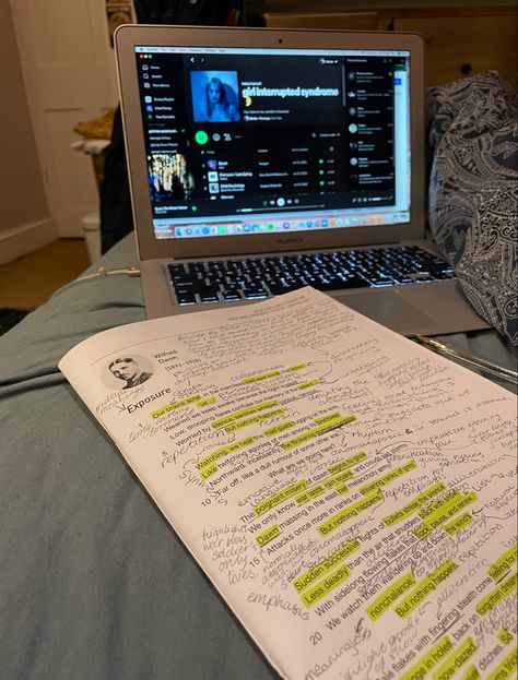 rory gilmore, gilmore girls, studying, academic core, books, poetry, english literature, language, annotations, mazzy star, spotify, autumn, fall, aesthetic Literature Class Aesthetic, English Language Aesthetic, Academic Core, Poetry English, Wilfred Owen, Autumn Fall Aesthetic, Books Poetry, Mazzy Star, Language And Literature