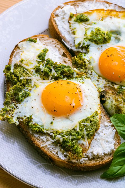 Tik Tok Food, Fried Egg On Toast, Eggs On Toast, Pesto Eggs, Healthy Pesto, Arugula Pesto, Avocado Toast Recipe, Egg Toast, Egg Yolks