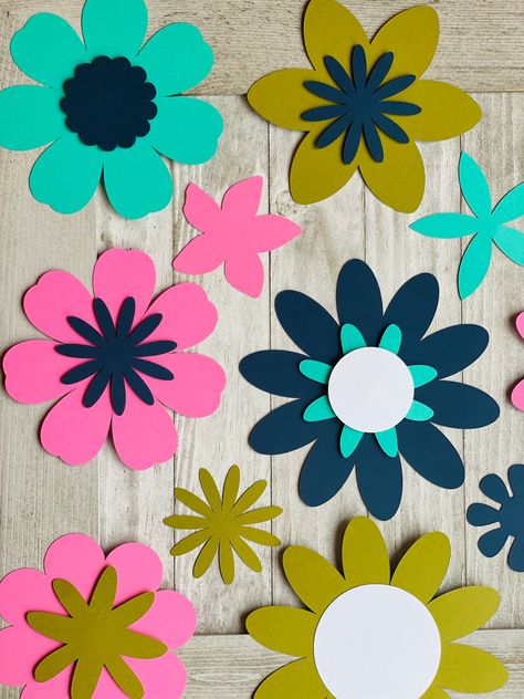 Flower Theme Classroom, Flower Craft Paper, Farm Classroom, Construction Paper Flowers, Kindergarten Decorations, Flower Chart, Construction Paper Crafts, Easy Paper Flowers, School Creative