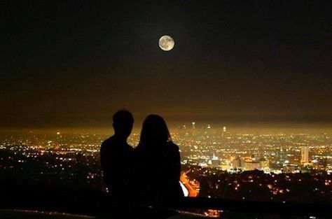 Night Romantic Couple Pic, Couple On Rooftop, Rooftop Romance, Rooftop Date, Arte Jazz, Fotografi Vintage, My Kind Of Love, Night Aesthetic, First Date