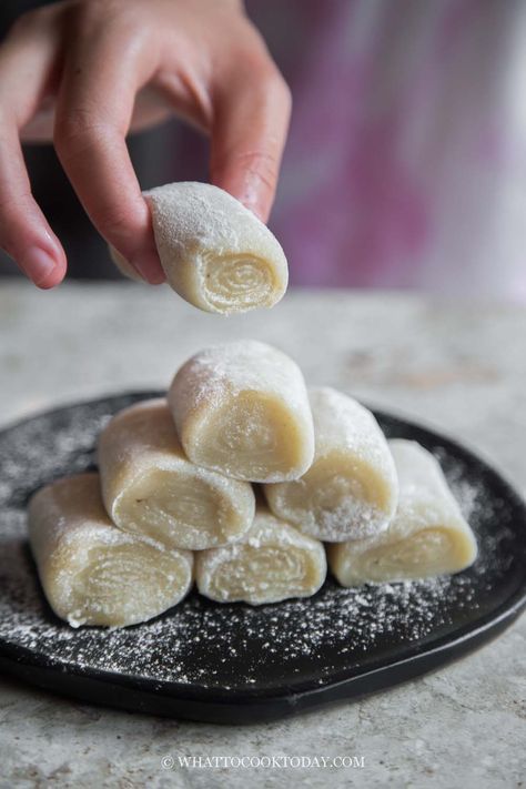 Hong Kong Banana Mochi Rolls (Made with Real Bananas) Asian Banana Cake, Asian Baked Desserts, Asian Banana Recipes, Gluten Free Gourmet Recipes, Chinese Deserts Recipes, Easy Asian Snacks, Hong Kong Recipes, Mochi Dough Recipe, Flavored Mochi Recipe