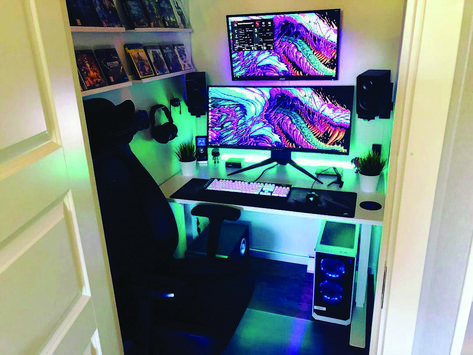 Closet Gaming Setup, Gaming Closet, Gamer Room Diy, Small Game Rooms, Gaming Desk Setup, Battle Station, Gaming Computer Desk, Tiny Closet, Setup Gamer