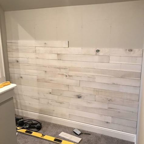 Wood Walls Bedroom, Koti Diy, Shiplap Wall Diy, Shiplap Accent Wall, Wood Accent Wall, Accent Walls In Living Room, Plank Walls, Accent Wall Bedroom, Pallet Wall