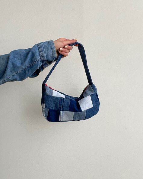 Denim diy, denim patchwork, patchwork bag, denim patchwork, diy shoulder bag, denim sewing project Quilted Denim Bag, Mini Bag Diy, Upcycle Jeans Bag, Diy Denim Bag, Diy Mini Bag, Denim Patchwork Bag, Shoulder Bag Diy, Denim Scraps, Denim Bag Patterns