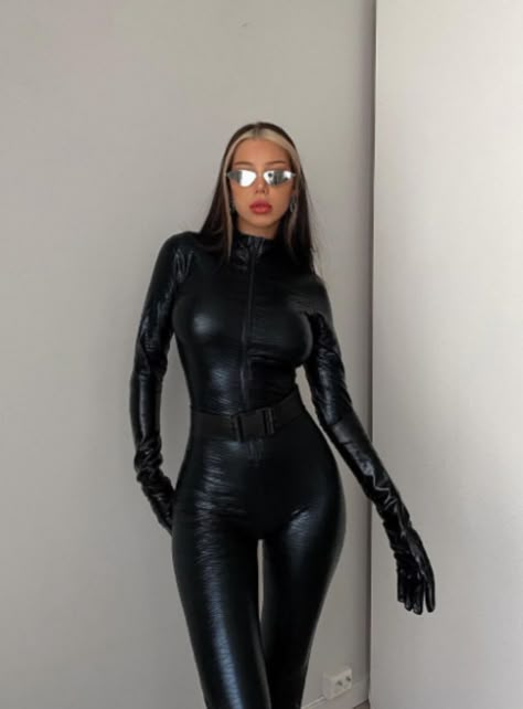 Full Bodysuit Outfit, Black Full Bodysuit, Matrix Fashion, Badass Halloween Costumes, Catsuit Outfit, Black Catsuit, Superenge Jeans, Fest Temaer, Hot Halloween Outfits