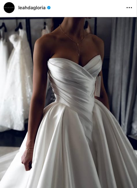 Peaked Neckline Wedding Dress, V Waist Wedding Dress, Sweet Heart Wedding Dress, Beauty And The Beast Wedding Dresses, Elegant Wedding Dress Ballgown, Italy Wedding Dress, Robes Glamour, Timeless Wedding Dress, Classy Wedding Dress