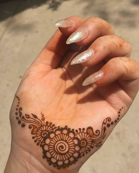 This is a beautiful henna design small but very cute Small Henna Designs, Henne Tattoo, Cute Henna Designs, Jagua Henna, Small Henna, Cute Henna, Finger Henna Designs, Tato Henna, Simple Henna Tattoo