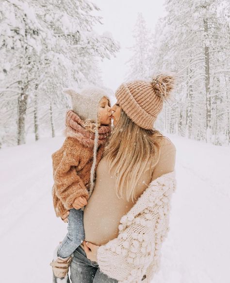 Winter Mommy And Me Photo Shoot, Maternity Photography Snow Winter, Snow Maternity Photoshoot Family, Maternity Snow Outfits, Pregnant Snow Outfits, Mommy And Me Winter Photo Shoot, Maternity Shoot In Snow, Mommy And Me Photo Shoot Winter, Snowy Maternity Pictures