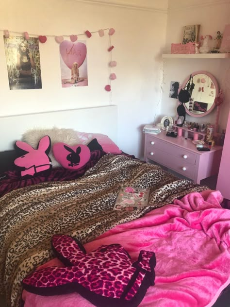 Y2k bedroom playboy pink juicy couture Trashy Y2k Bedroom, 2000s Room, Y2k Bedroom, Decor Ideas Bedroom, Ideas Hogar, Trashy Y2k, Girly Room, Pretty Room, Dreamy Room