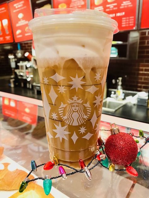 Chestnut Praline Latte Starbucks, Starbucks Christmas Menu, Iced Chai Recipe, Starbucks Chestnut Praline, Starbucks Christmas Drinks, Date Drinks, Starbucks To Try, Barista Recipe, Starbucks Date