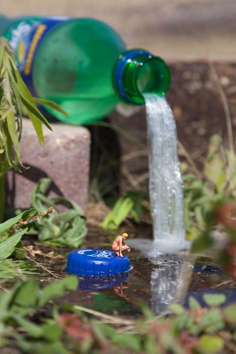 The Little People Project by Slinkachu (22 Photos) Fosterginger.Pinterest.ComMore Pins Like This One At FOSTERGINGER @ PINTEREST No Pin Limitsでこのようなピンがいっぱいになるピンの限界 Macro Fotografie, Tatsuya Tanaka, Miniature Calendar, Mini People, Miniature People, Miniature Photography, Tiny People, Toy Photography, It's A Small World