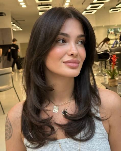 These 20 Face Framing Curtain Bangs Are The Answer To Making A Fringe Work Curtain Bangs Hairstyles, Face Framing Hair, Butterfly Haircut, Butterfly Cut, Haircut 2024, Face Framing Curtain Bangs, Haircuts For Medium Length Hair, Brown Hair Looks, Brown Hair Inspo