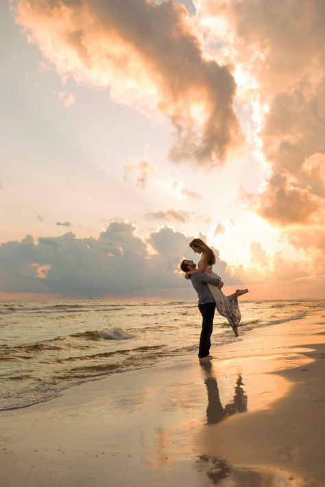 Engagement Photo Shoot Beach, Engagement Pictures Beach, Couples Beach Photography, Shooting Couple, Couple Beach Pictures, Wedding Fotos, Couple Beach Photos, Beach Photo Session, Pre Wedding Photoshoot Outdoor