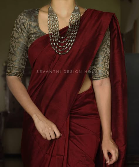 Sevanthi- The Design House on Instagram: “[SOLD OUT] To all of you who have been asking for Miraculous Maroon, here it is with a twist! 🌸 Saree code: "Miraculous Maroon with a…” Maroon Saree Contrast Blouse, Maroon Saree Blouse Combination, Latest Saree Trends, Plain Sarees, Keep Me Stylish, Simple Saree Designs, Cotton Saree Blouse Designs, New Saree Blouse Designs, Fashionable Saree Blouse Designs