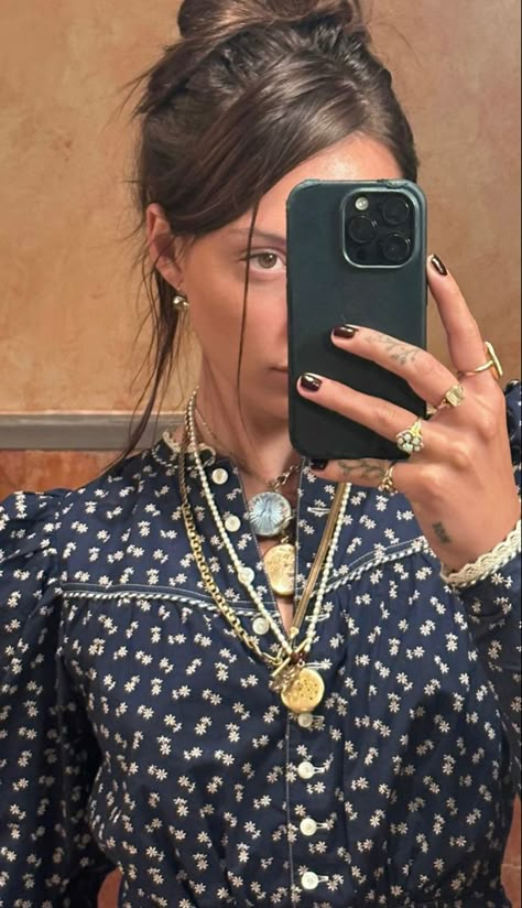 Michaela Watson, Necklace Stacks, French Girl Chic, Daily Outfit Inspiration, Dope Jewelry, Eclectic Fashion, Kinds Of Clothes, Jewelry Outfit, Mode Inspo