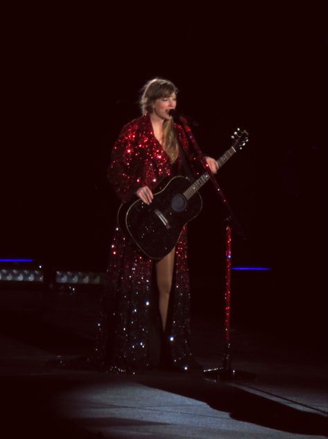 All Too Well Eras Tour Outfit, All Too Well Outfit Taylor Swift, Eras Tour All Too Well, All Too Well Eras Tour, Taylor Swift Red All Too Well, Taylor Swift Concert Aesthetic Red, All Too Well Snl Performance, Taylor Swift All Too Well Performance, Taylor Swift Red Tour Guitar