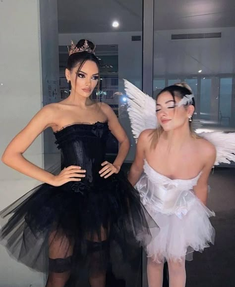 Costume Halloween Duo, Halloween Costume Photoshoot, Swan Costume, Black Swan Costume, Halloween Duos, Best Friend Halloween Costumes, Bff Halloween Costumes, Hot Halloween Outfits, Hot Halloween