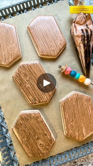 How To Make Royal Icing Look Like Wood, Wood Grain Cookies Royal Icing Tutorial, Royal Icing Wood Effect, Wood Cookies Decorated, Frosted Cookies With Royal Icing, Wood Grain Royal Icing Cookies, Royal Icing Techniques Cookie Decorating, Sunflower Cookies Royal Icing, Wood Grain Cookies