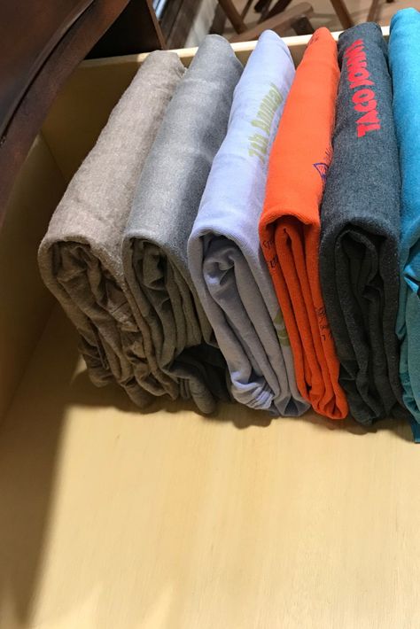 Folding Tee Shirts, Shirt Folding Trick, T Shirt Storage, Clothes Life Hacks, Elegant Laundry Room, Shirt Storage, Shirt Organization, Flowers Paper Craft, T Shirt Folding