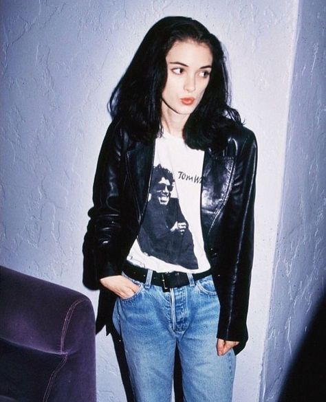 90s Fashion--Winona in an oversized leather blazer. Winona Ryder 90s, 1990 Style, Winona Forever, Style Bundle, 1990s Fashion, 90s Outfit, Winona Ryder, 90s Grunge, 가을 패션