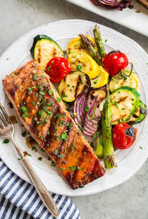 Best Grilled Salmon Recipe, Best Salmon Recipe, Grilled Salmon Recipes, Resep Diet, Salmon Dinner, Grilled Fish, Cooking Classy, Health Dinner Recipes, Asparagus Recipe